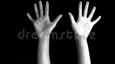 <strong>双手举起</strong>来，<strong>举起</strong>十个手指，在黑色上孤立地显示十号标志。